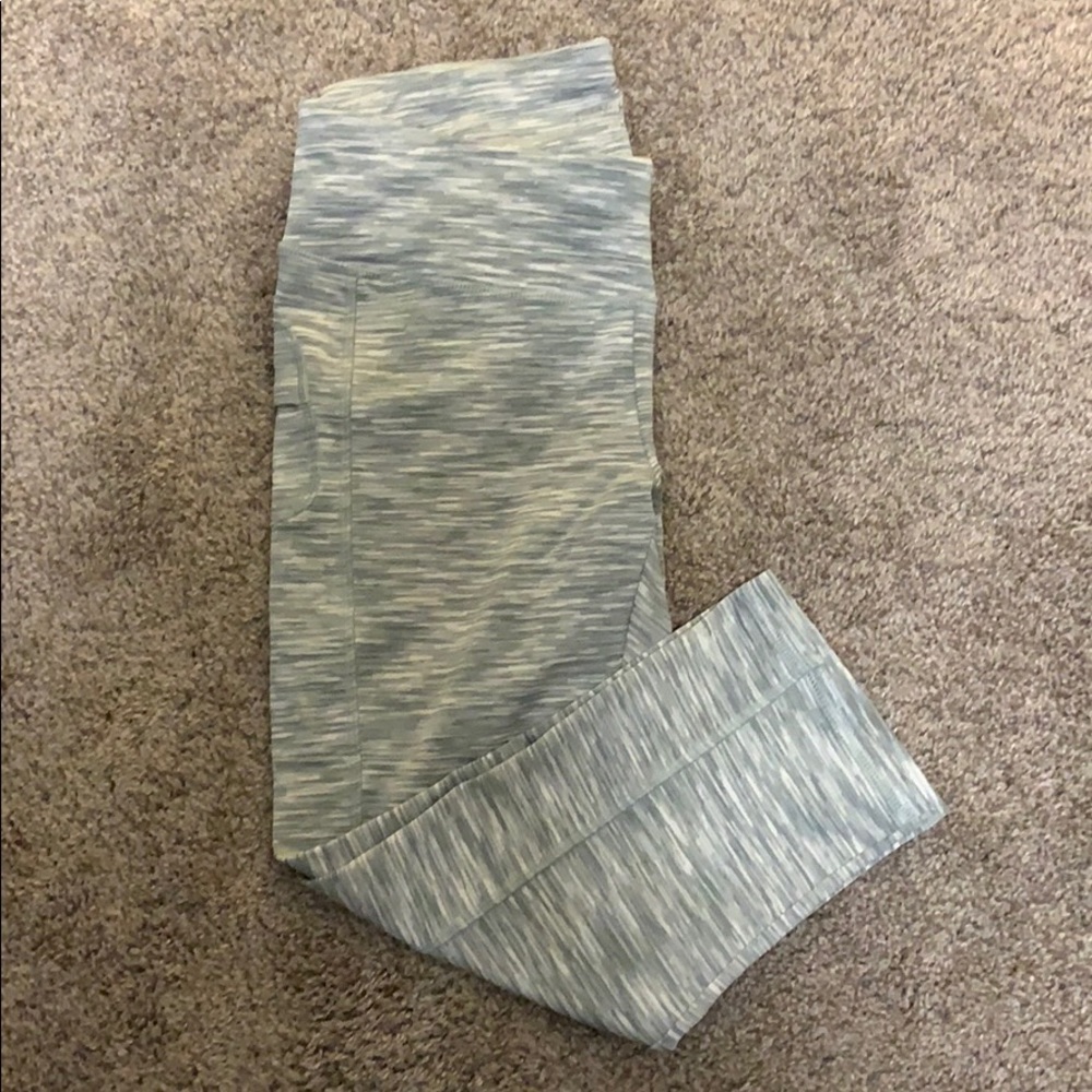 Cropped grey and white leggings